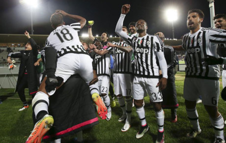 Los jugadores de la Juventus celebran su triunfo en Florencia.