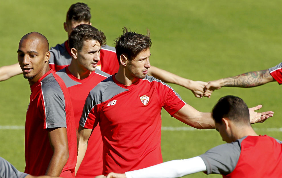 N&apos;Zonzi y Krychowiak, en un entrenamiento del Sevilla.