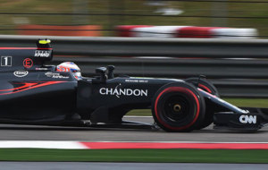 Jenson Button, subido en su MP4-31