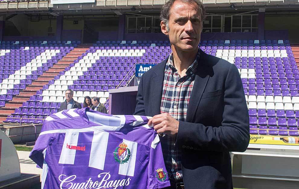 Alberto Lpez posa con la camiseta del Valladolid en Zorrilla
