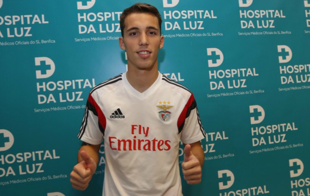 Grimaldo posa con la camiseta del Benfica.