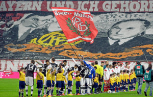 La imagen de Kurt Landauer, en el fondo del Allianz Arena durante un...