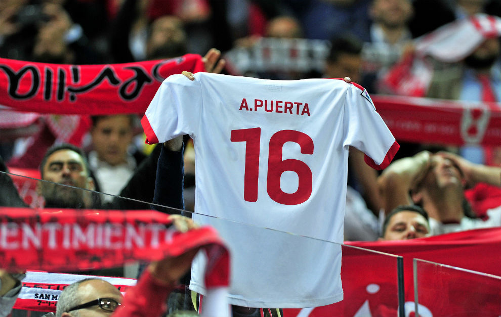 Un aficionado del Sevilla levanta una camiseta de Puerta en la...