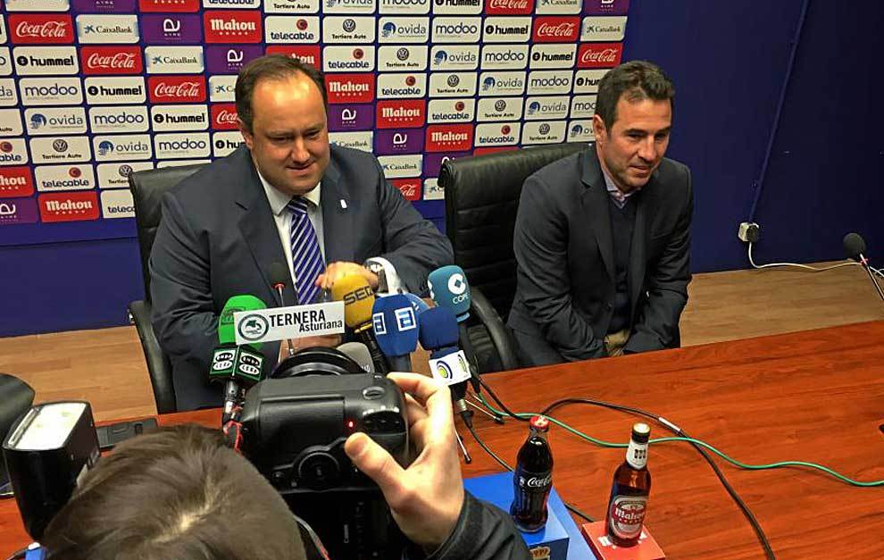 Menndez Vallina  y Del Olmo dan explicaciones en la sala de prensa...