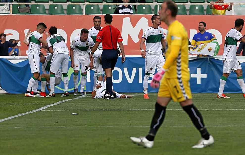 Los jugadores del Elche celebran uno de los goles marcados al Lugo...