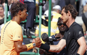 Rafa Nadal y Andy Murray se saludan tras su partido en Montecarlo.