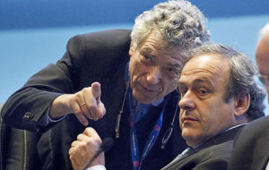 Villar habla con Platini en un congreso de la UEFA.