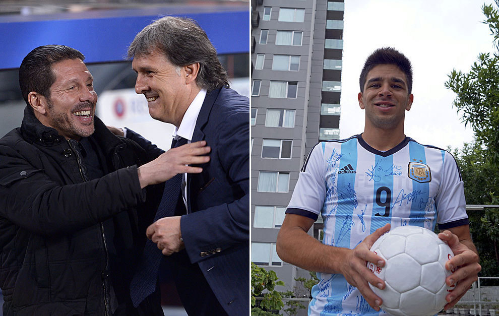 Diego Simeone y Gerardo Martino se saludan en un partido de Liga y...