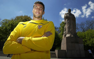 David Soria posa para MARCA ante una estatua en la ciudad de Lviv.