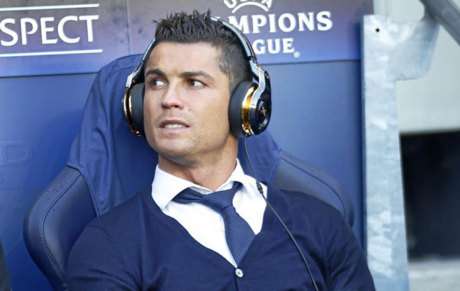 Cristiano Ronaldo, en el banquillo del Etihad.