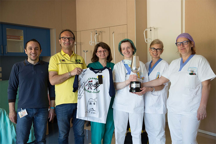Miembros del personal de oncologa posan con la copa conquistada por...