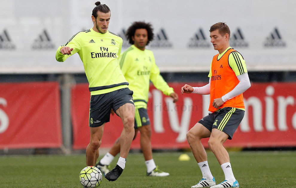 Bale controla ante Kroos en el entrenamiento.