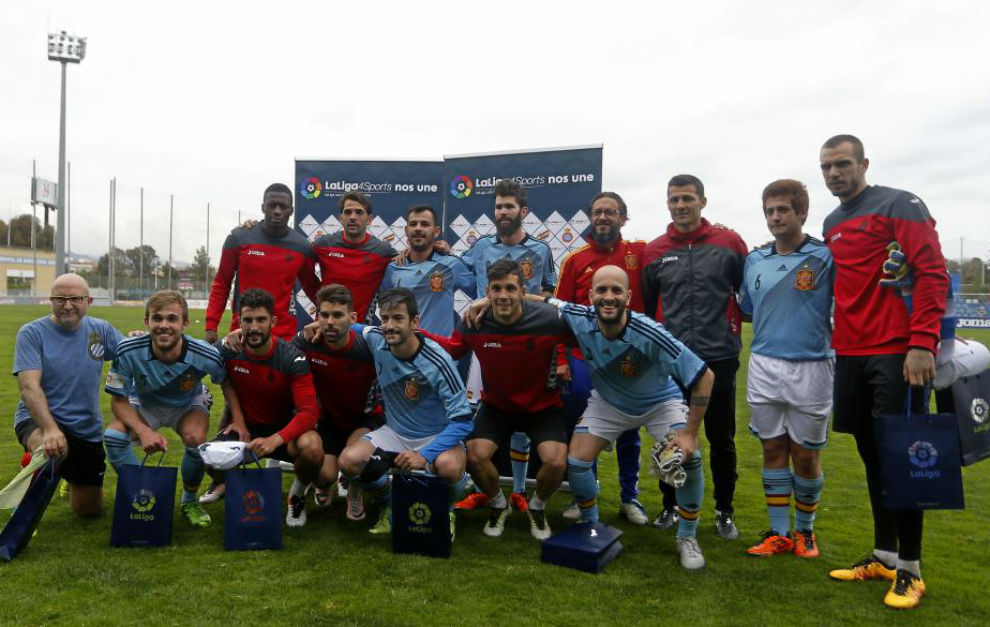 Los jugadores del Espanyol posan con los futbolistas de la Fundacin...