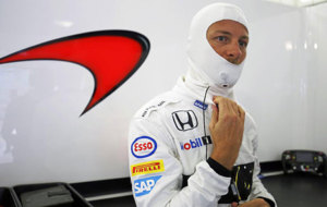 Jenson Button, en el box de Mclaren durante un Gran Premio