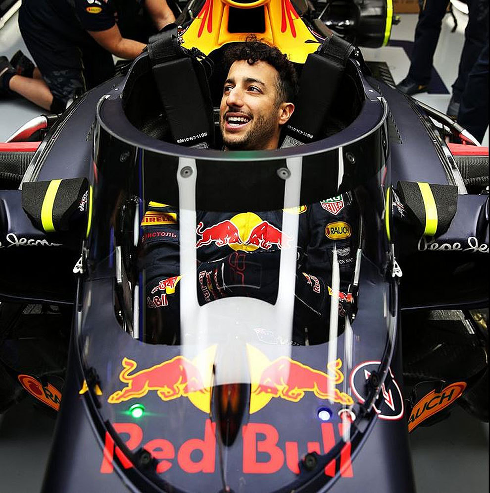 Daniel Ricciardo, dentro del cockpit de Red Bull con el nuevo elemento...