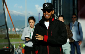Lewis Hamilton en su llegada al GP de Rusia 2016