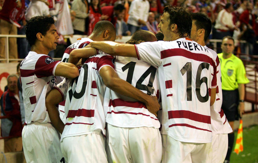 Los jugadores del Sevilla se abrazan tras marcar Luis Fabiano el...