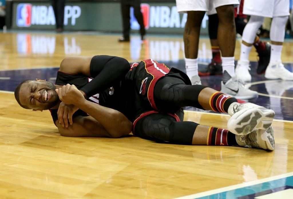 Wade en el suelo durante la serie contra los Hornets