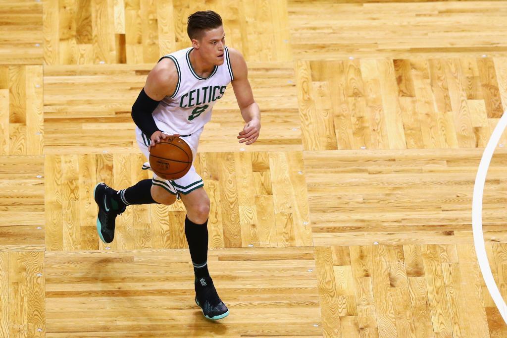 Jonas Jerebko jugando con los Celtics