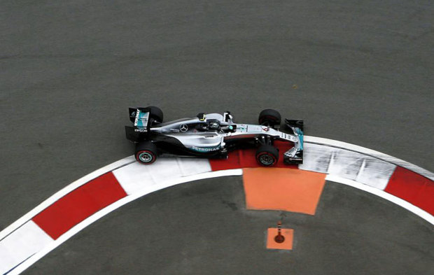 Rosberg pilota su Mercedes en el circuito semiurbano de Sochi.