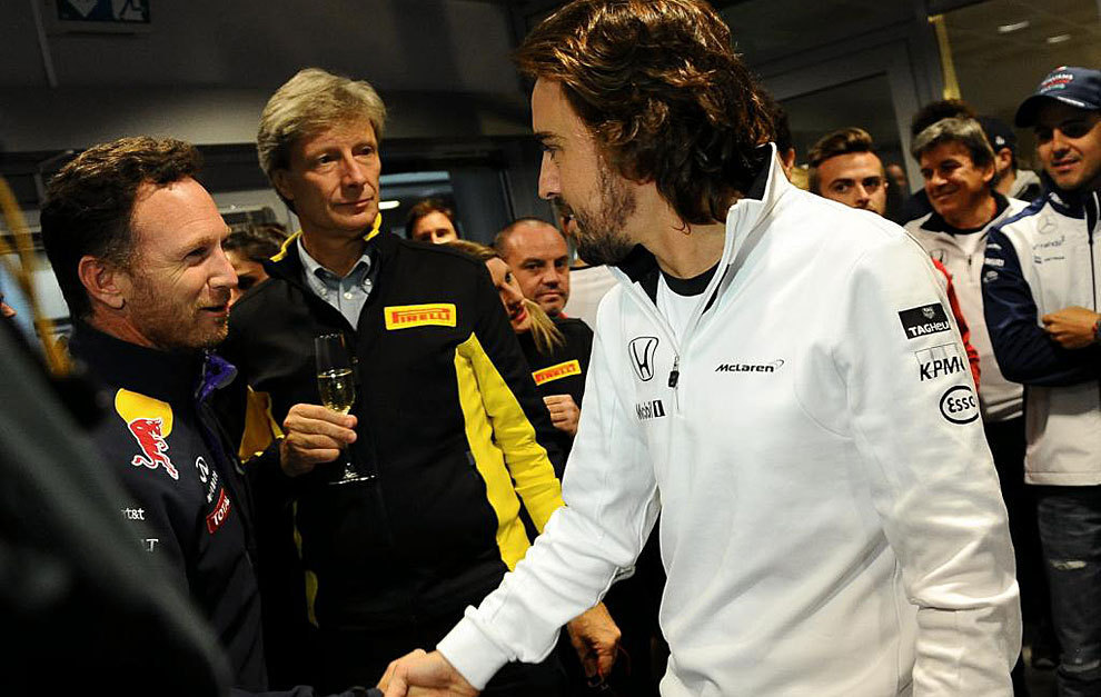 Christian Horner felicita a Alonso durante la celebracin de sus 250...