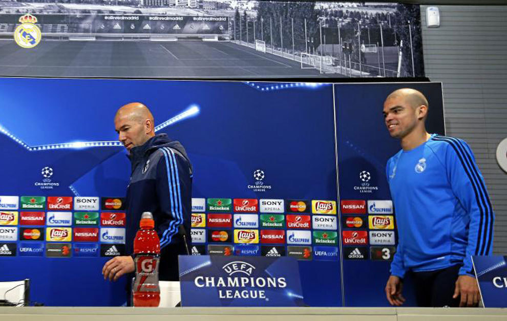 Pepe y Zidane, entrando en una rueda de prensa.