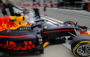 Ricciardo sale a pista con el Aeroscreen de Red Bull en los...