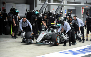 Nico Rosberg es arrastrado por operarios de Mercedes en el GP de Rusia...
