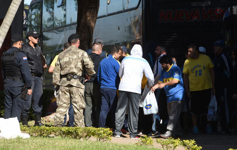 Hinchas de Boca Juniors intervenidos por la polica.