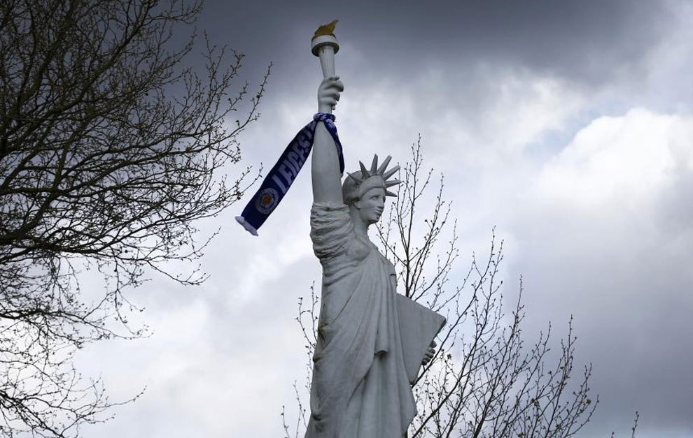 La Estatua de la Libertad de Leicester con la bufanda de los &apos;foxes&apos;.