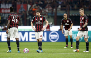Jugadores del Milan sacan del centro del campo en un partido en San...