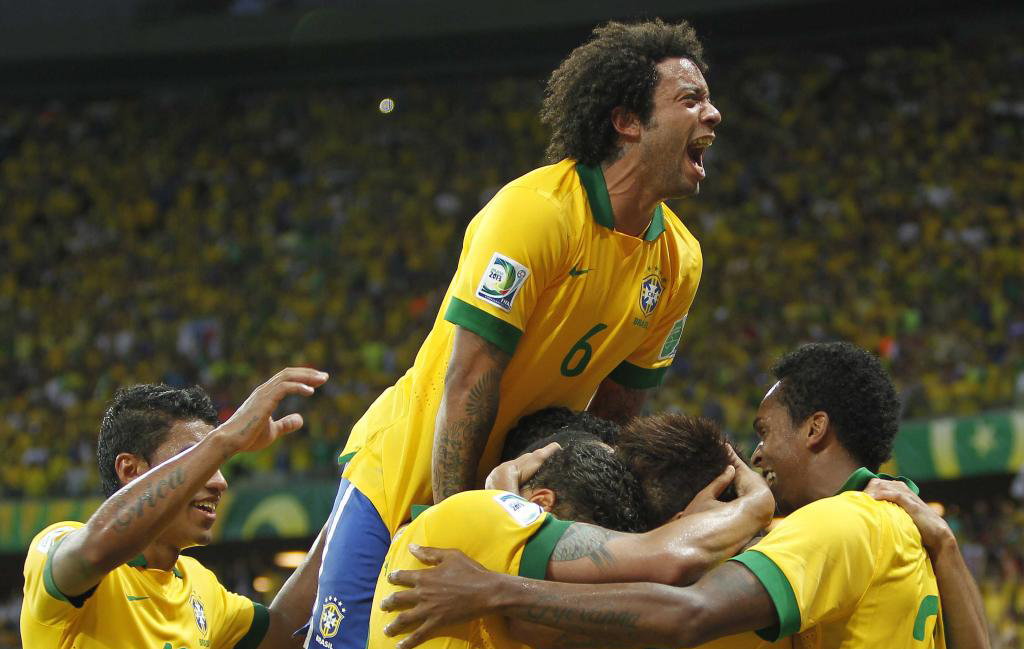 Marcelo celebra un gol de Brasil