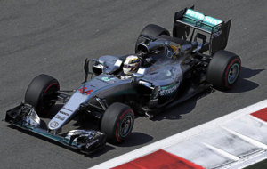 Hamilton pilota su Mercedes en Sochi.
