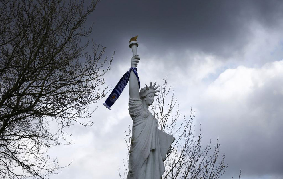 Bufanda del Leicester City ondeando una copia de la estatua de la...