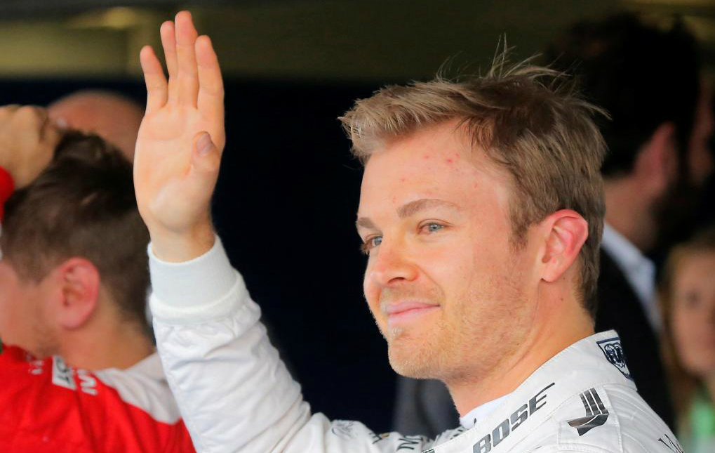 Rosberg saluda desde el &apos;paddock&apos; tras conseguir la pole en el GP...
