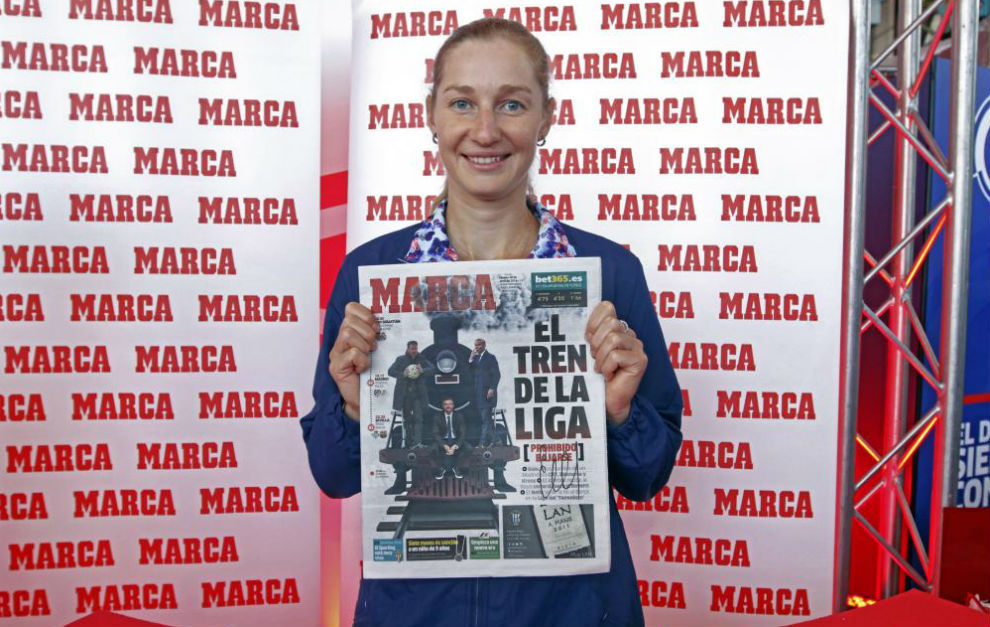 Ekaterina Makarova posa con la portada de MARCA en el stand de la Caja...
