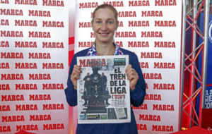 Ekaterina Makarova posa con la portada de MARCA en el stand de la Caja...