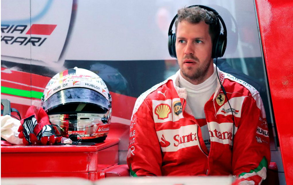 Sebastian Vettel descansa en su box del GP de Rusia 2016