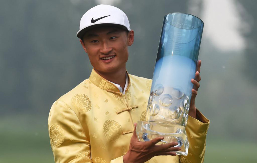 Haotong Li posando con el trofeo de campen del abierto de China