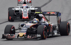 Sainz, delante del Haas de Romain Grosjean.