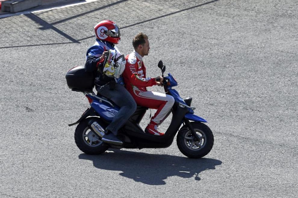 Sebastian Vettel vuelve al box en moto