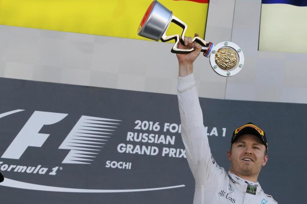 Nico Rosberg eleva el trofeo de Rusia