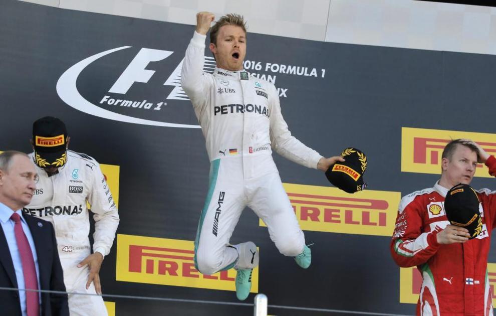 Nico Rosberg salta en el podio de Sochi.