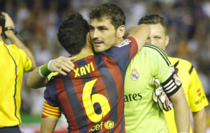 Xavi y Casillas se abrazan en la final de Copa del Rey de la temporada...