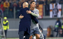 Cristiano Ronaldo y Zidane se abrazan en un partido de Champions ante...