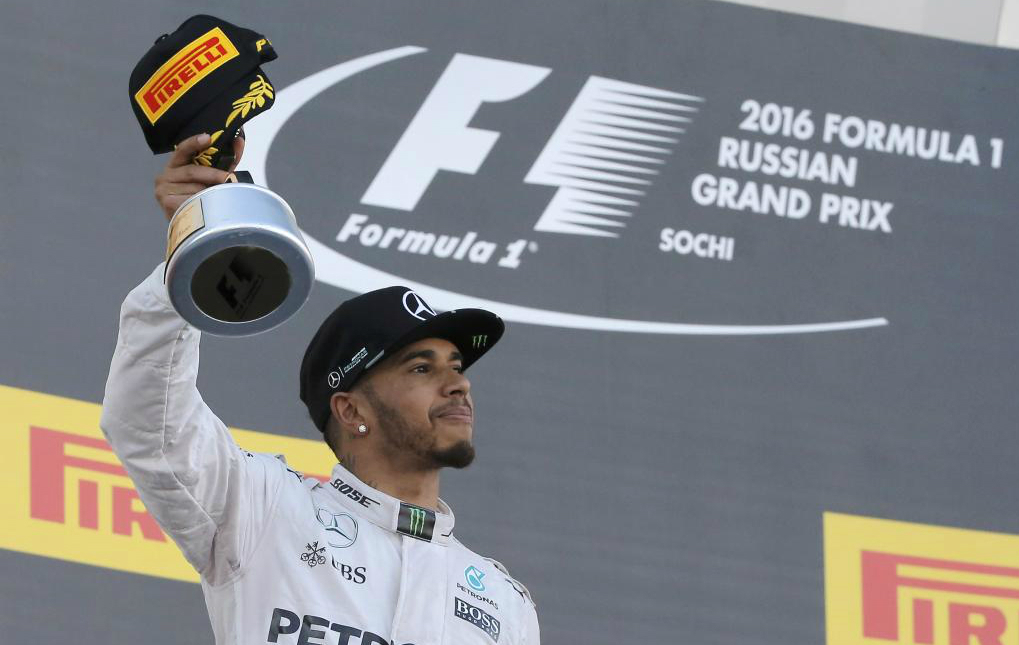 Lewis Hamilton en la ceremonia del podio del GP de Rusia 2016