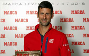 Novak Djokovic posa con el MARCA Leyenda en la Caja Mgica.