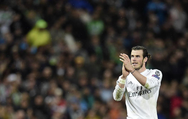 Bale aplaude en un partido de Champions del Real Madrid en el...