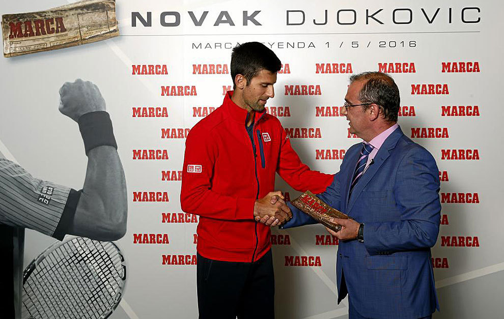 Juan Ignacio Gallardo entrega el MARCA Leyenda a Djokovic.