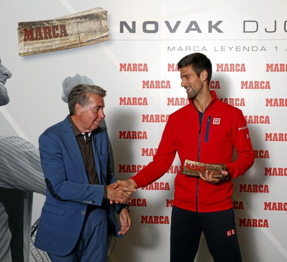 Manolo santana saluda a novak djokovic. | Marca.com
